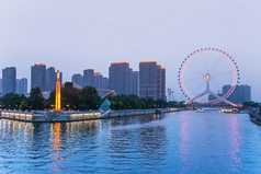 天津是中国北方沿海的大都市，高大的巨型摩天轮建在永乐桥上，在天津的海河上. 