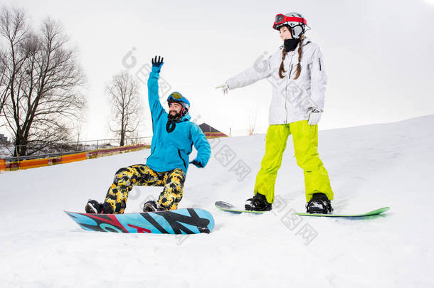 年轻夫妇的滑雪板