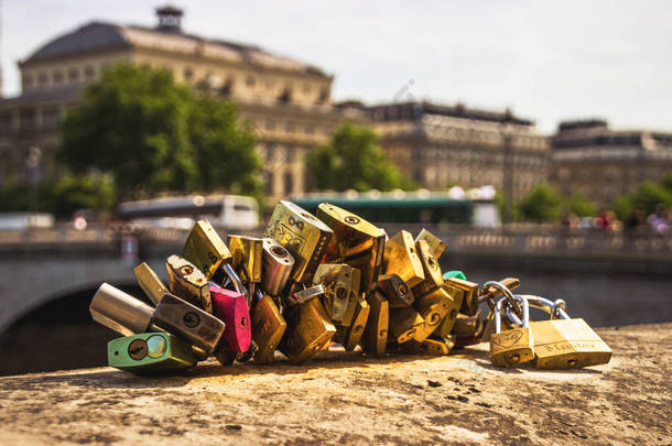 爱在巴黎的挂锁。爱锁.