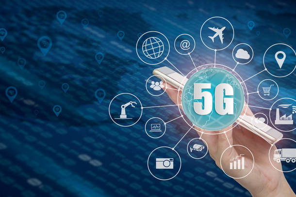 5g 网络<strong>无线</strong>系统和物联网、智能城市和<strong>通信</strong>网络, 手持智能手机和对象图标连接在一起, 连接全球<strong>无线</strong>设备.