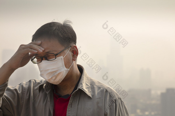 亚洲<strong>男子</strong>戴着口罩防止空气污染
