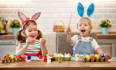 复活节快乐!儿童画鸡蛋