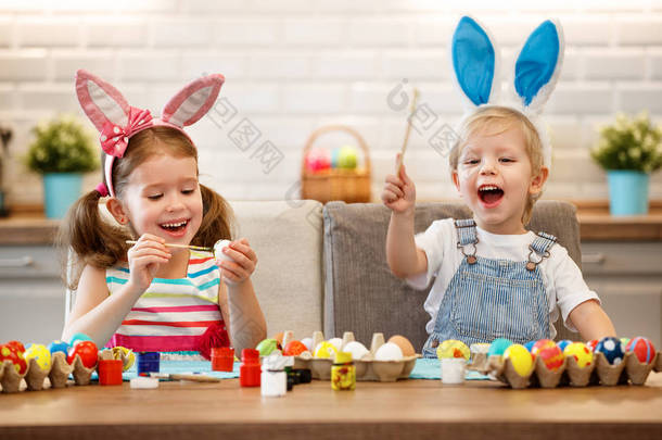 复活节快乐!儿童画鸡蛋