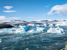 Jokulsarlon冰川和冰山在冰岛旅游胜地之一的泻湖中漂浮的全景.