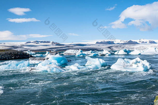 Jokulsarlon冰川和冰山在冰岛旅游胜地之一的泻湖中漂浮的全景.