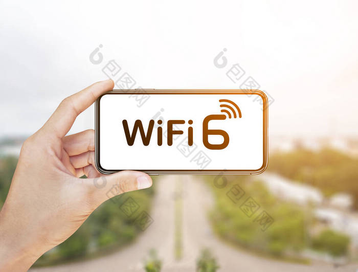 Wifi 6在智能手机屏幕上的一个男人手的概念。 Wifi 6下一代Wi-fi连接