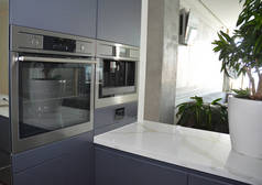 现代化的厨房配有电烤箱、电控炉和咖啡机. 