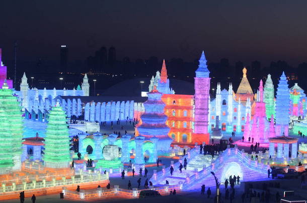 2018年12月23日, 在中国东北黑龙江省哈尔滨市, 第20届中国哈尔滨冰雪世界200日展出的照明冰雕夜景