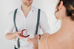 裁剪视图男子在白衬衫使婚礼建议年轻女子