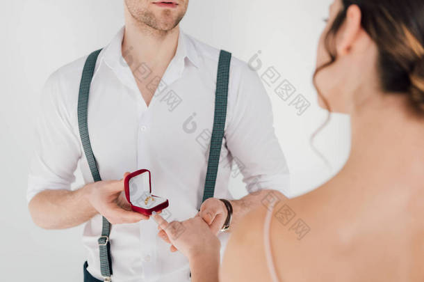 裁剪视图男子在白衬衫使婚礼建议年轻女子