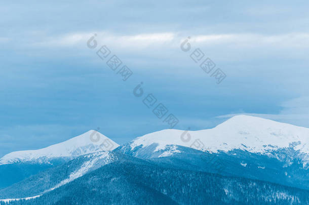 雪<strong>山</strong>和多云的天空风景