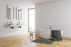 浴室的角落有白色和瓷砖墙壁, 木地板, 白色浴缸, 上面有毛巾和双水槽站在白色的台面上, 有两个垂直的镜子。3d 渲染