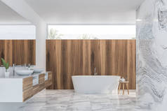 浅色木材和大理石浴室内部