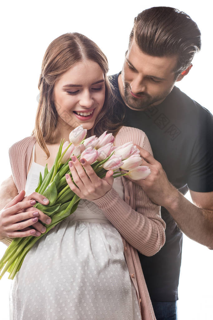 对年轻的夫妇和鲜花