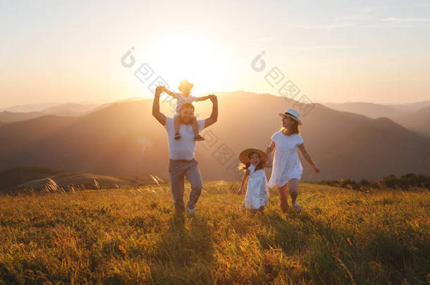 幸福的家庭：日落时的母亲、父亲、孩子、<strong>儿子</strong>和<strong>女儿</strong>