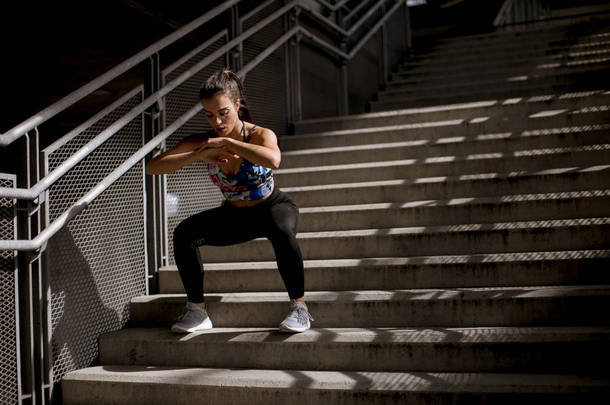 年轻健身妇女在城市<strong>环境</strong>中户外锻炼