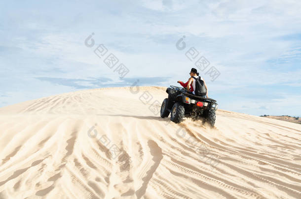 Mui Ne，越南 - 2019年6月：越野Atv四轮摩托车在日出时穿越沙漠沙丘