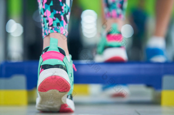 运动女子训练师做有氧的班级与跳绳队到人小组在一个现代健身中心。体育和健康概念.