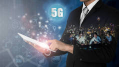 5g 网络无线系统和物联网, 智能城市和智能手机上的通信网络在手和对象图标连接在一起, 连接全球无线设备.