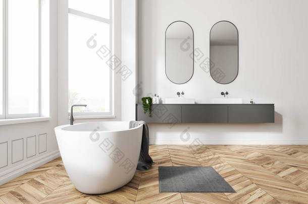 <strong>现代浴室</strong>的内部, 有白色的墙壁, 木地板, 白色的浴缸, 上面有毛巾, 灰色柜台上有两个白色的水槽, 上面有长方形的镜子。3d 渲染