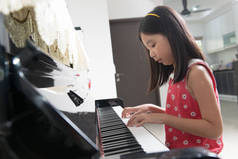在钢琴的小亚洲女孩