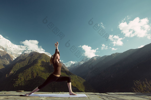 女人在<strong>做瑜伽</strong>练习的山