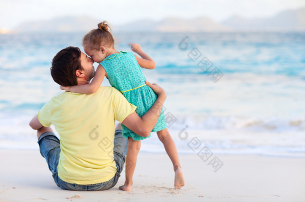 <strong>父亲和女儿在海滩</strong>