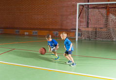 两个年轻男孩玩一场篮球比赛