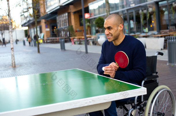 残疾的男子打乒乓球