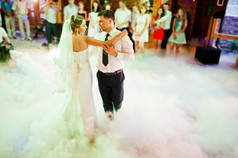 惊人的第一次婚礼跳舞上浓烟
