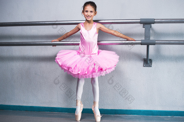美丽的小芭蕾舞演员，在粉红色的连衣裙在舞蹈班