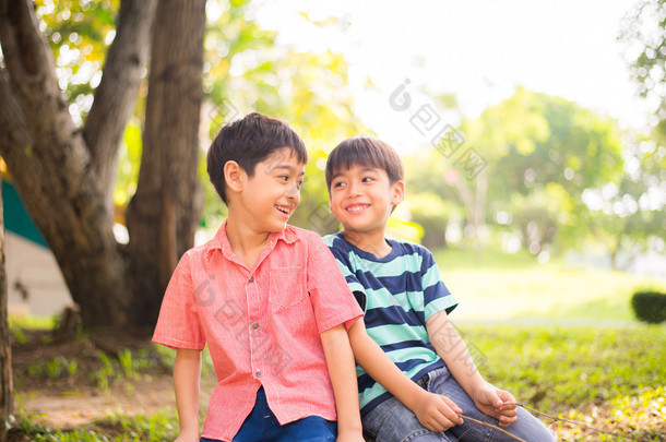 一起坐在公园的小兄妹男孩
