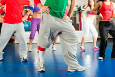 健身俱乐部-尊巴舞培训和在健身房锻炼