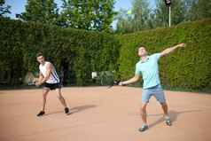 混合双打选手搭档打网球 