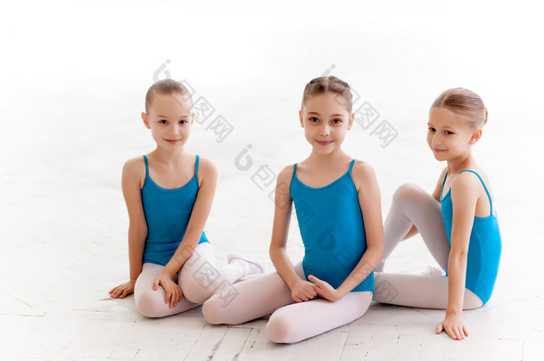 三个小<strong>芭蕾女孩</strong>坐，一起构成