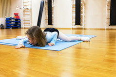 孩子，女孩被从事芭蕾、 体操、 瑜伽健身房里