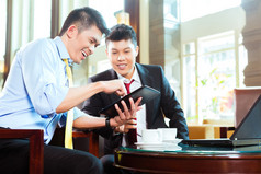 中国商人在酒店举行商务会议