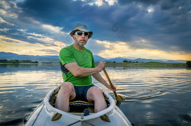 在 susnset 湖上划艇桨手