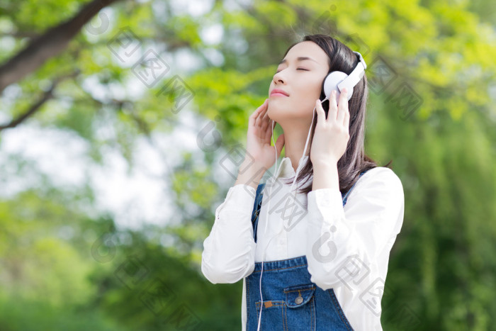 听音乐的女孩图片-包图网企业站