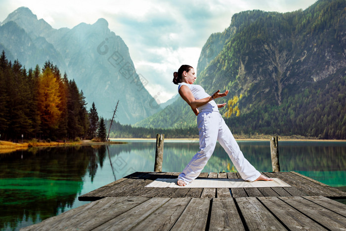 年轻女子在打太极拳