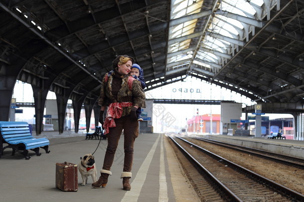 妈妈带儿子和狗坐火车旅行