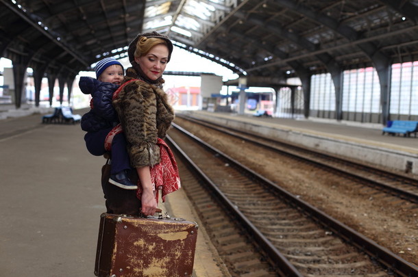 乘火车旅行的母亲和儿童
