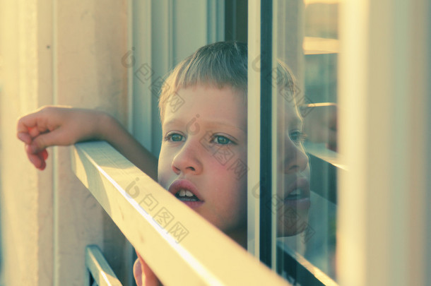 男孩望着窗外