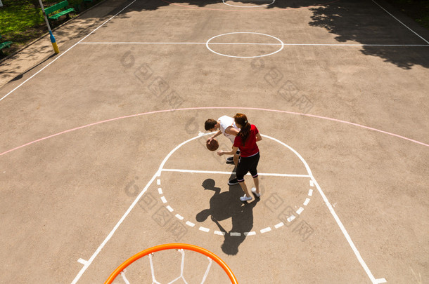 几个室外篮球场上打篮球