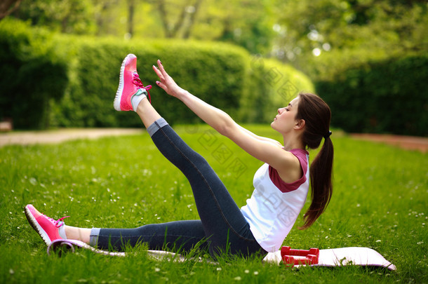 嬉戏的年轻女子，<strong>拉伸</strong>，在公园里锻炼健身