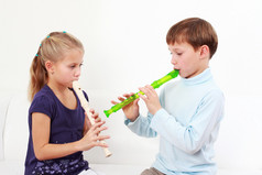 长笛演奏的孩子
