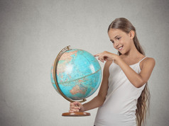 十几岁的女孩抱着地球的全球地图，决定她假期旅行 