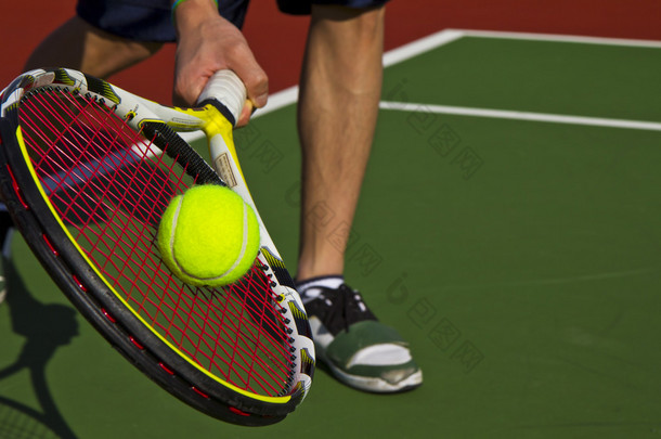 网球运动员、 球拍、 球和法院