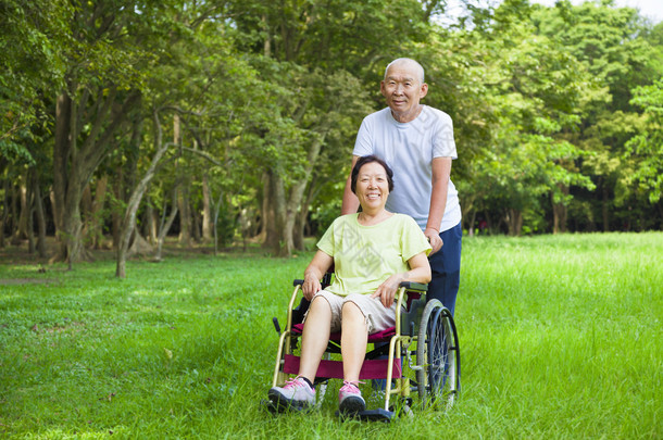 坐在<strong>轮椅</strong>上跟他丈夫的亚洲高级女人