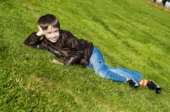 小男孩躺在草地上